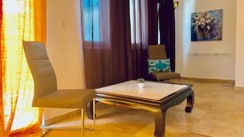 MwPi 204 Honeymoon Suite with Jacuzzi and 1 Queen & 1 King Size Bed Second Floor | Premium bedding, down duvets, free WiFi, bed sheets