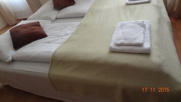 Apartment with 2 Bedrooms (6 People) | Desk, iron/ironing board, free cribs/infant beds, free WiFi