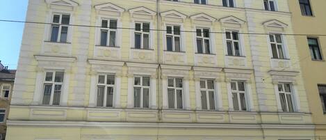 Vista frontal de la propiedad