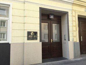 Property entrance - ANYNA Apartments (Vienna)