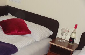 Desk, iron/ironing board, free cribs/infant beds, free WiFi - ANYNA Apartments (Vienna)