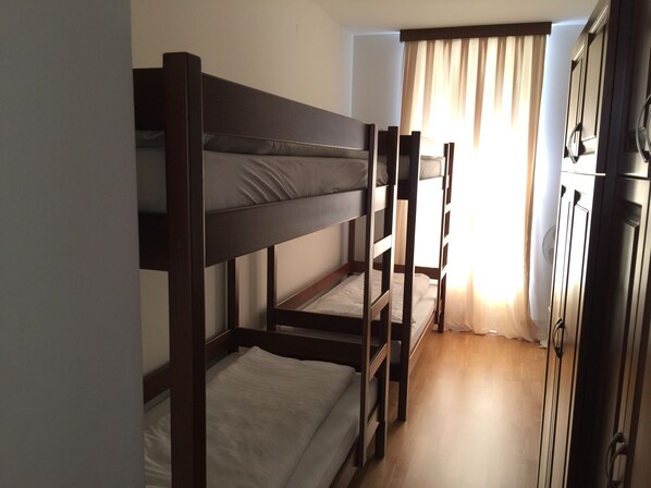 Apartment mit 3 Schlafzimmern (18 Personen) | Schreibtisch, Bügeleisen/Bügelbrett, kostenlose Babybetten