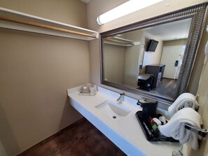 Combined shower/bathtub, hair dryer, towels