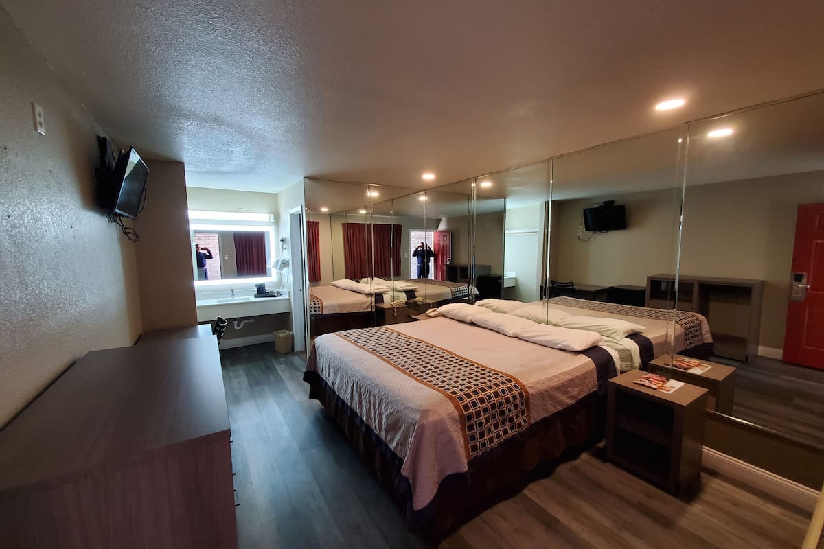 Deluxe Room | Meja, ruang kerja komputer riba, seterika/papan seterika, Wi-fi percuma