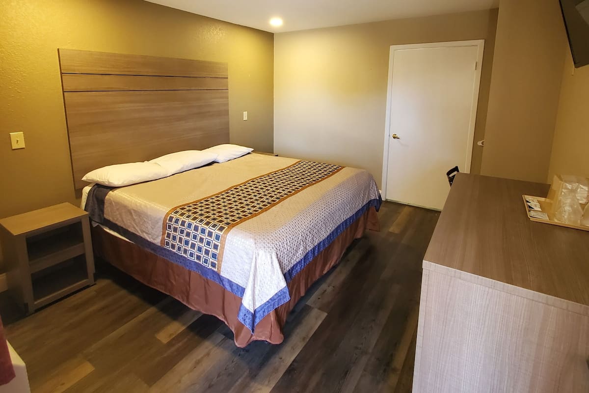 Economy Room, 1 Katil Raja (King), Accessible | Meja, ruang kerja komputer riba, seterika/papan seterika, Wi-fi percuma