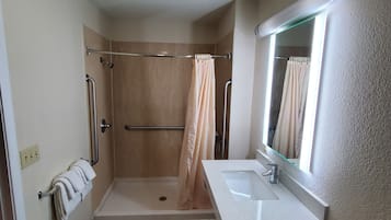 Bañera con ducha, secador de pelo, toallas