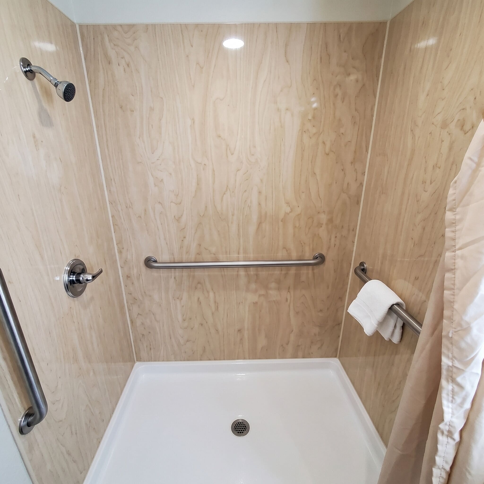 Habitación económica, 1 cama King size, con acceso para personas discapacitadas | Baño | Tina con regadera, secadora de cabello, toallas 