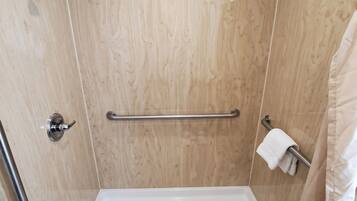 Habitación económica, 1 cama King size, con acceso para personas discapacitadas | Baño | Tina con regadera, secadora de cabello, toallas