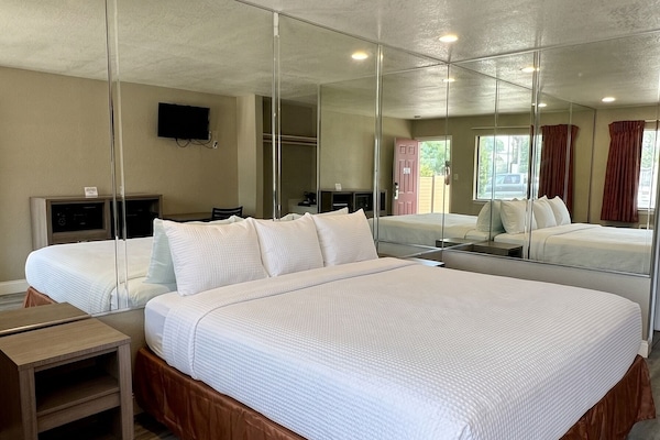 Deluxe Room | Desk, laptop workspace, iron/ironing board (on request), WiFi (free)