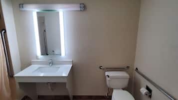 Habitación económica, 1 cama King size, con acceso para personas discapacitadas | Baño | Tina con regadera, secadora de cabello, toallas