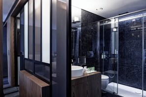 Seprai premium, minibar, brankas, dan meja kerja