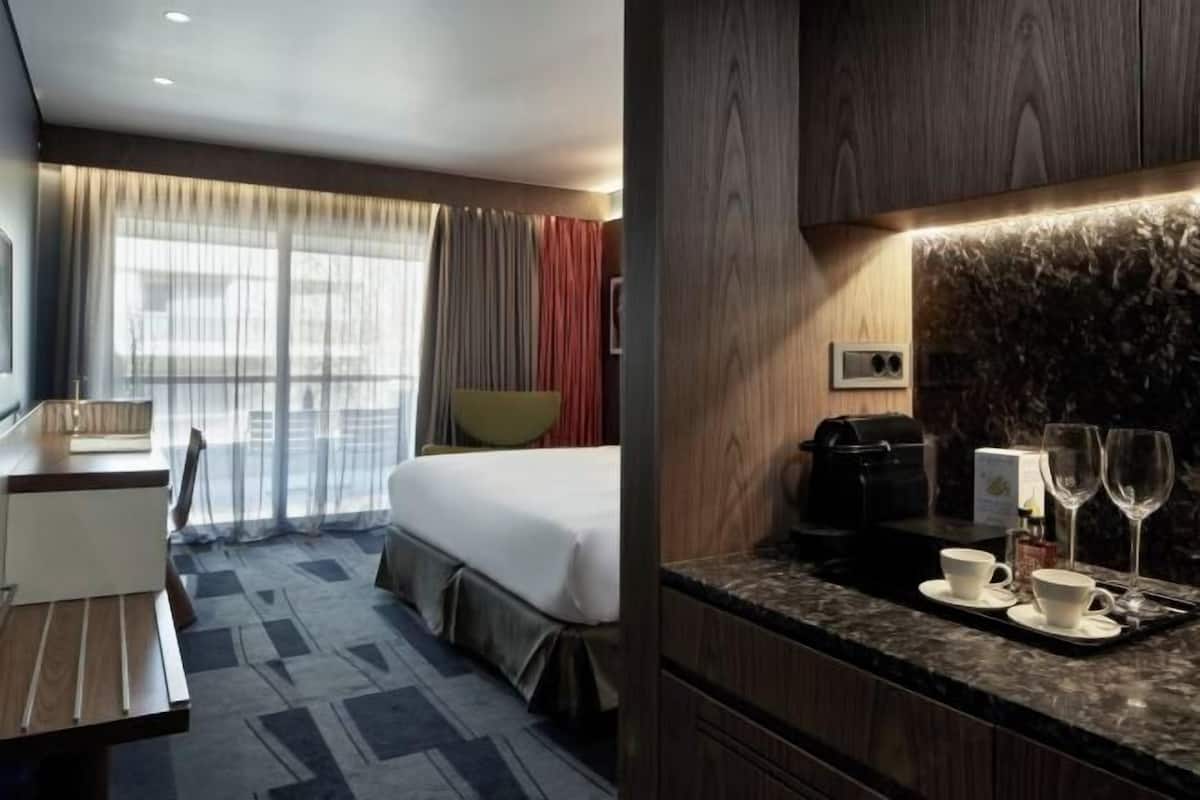 1 bedroom, premium bedding, minibar, in-room safe
