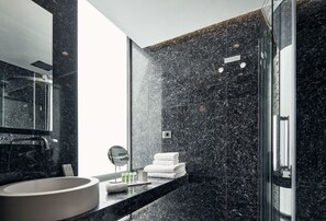 Quarto clássico | Banheiro | Chuveiro, chuveiro com efeito de chuva, produtos de toalete de grife 