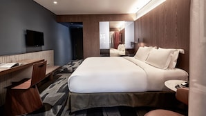 Kamar Klasik | Seprai premium, minibar, brankas, dan meja kerja