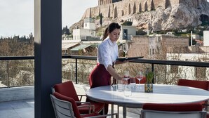 Suite (Hellenic, Acropolis View) | Seprai premium, minibar, brankas, dan meja kerja