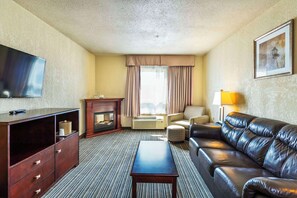 Junior Suite, 1 King Bed with Sofa bed, Non Smoking, Jetted Tub | Pillowtop beds, in-room safe, desk, laptop workspace