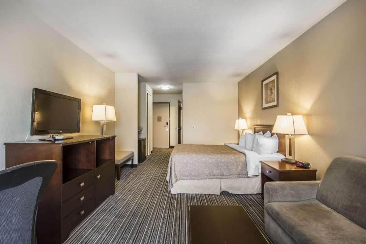 Lit avec matelas Ă plateau-coussin, coffre-fort, bureau