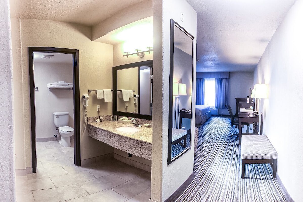 Salle de bain | Ensemble baignoire-douche, articles de toilette (gratuits)