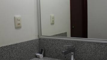 Triple Room | Bathroom | Shower, free toiletries