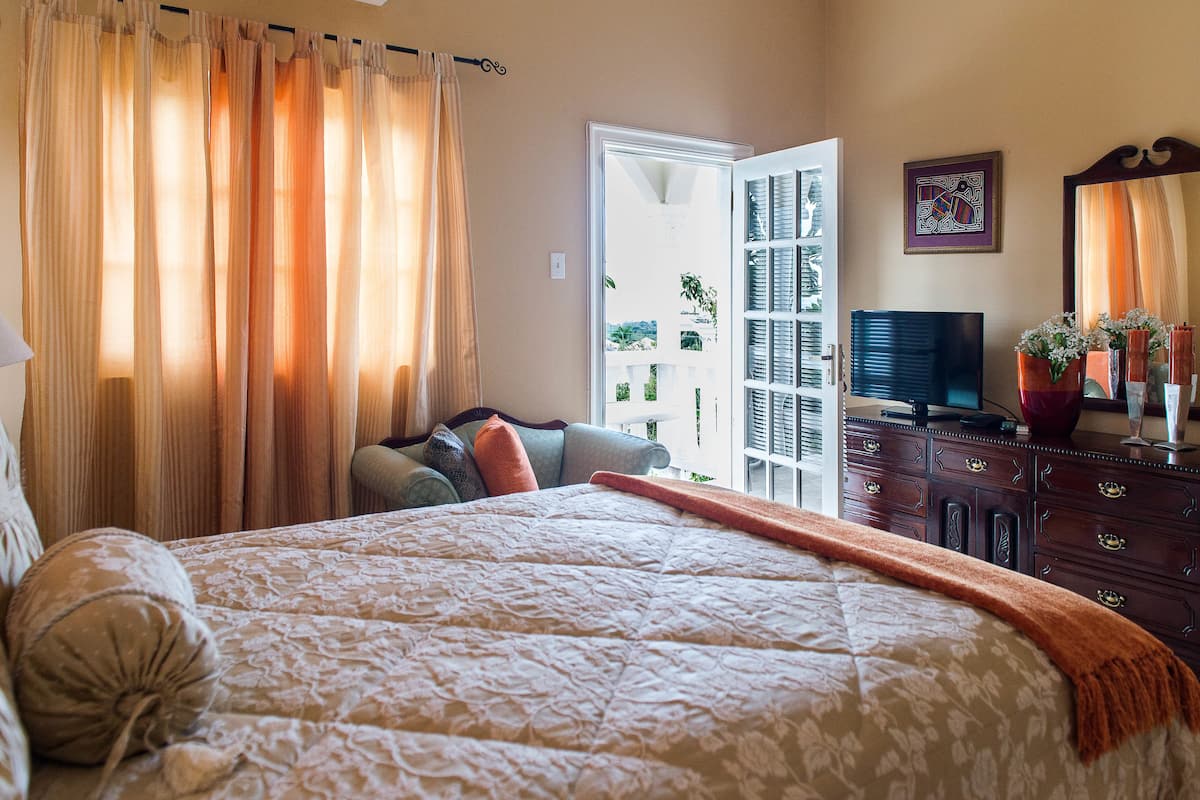 Habitación, 1 cama de matrimonio, balcón, vistas al mar (Orange Room) | Ropa de cama de alta calidad, caja fuerte, tabla de planchar con plancha