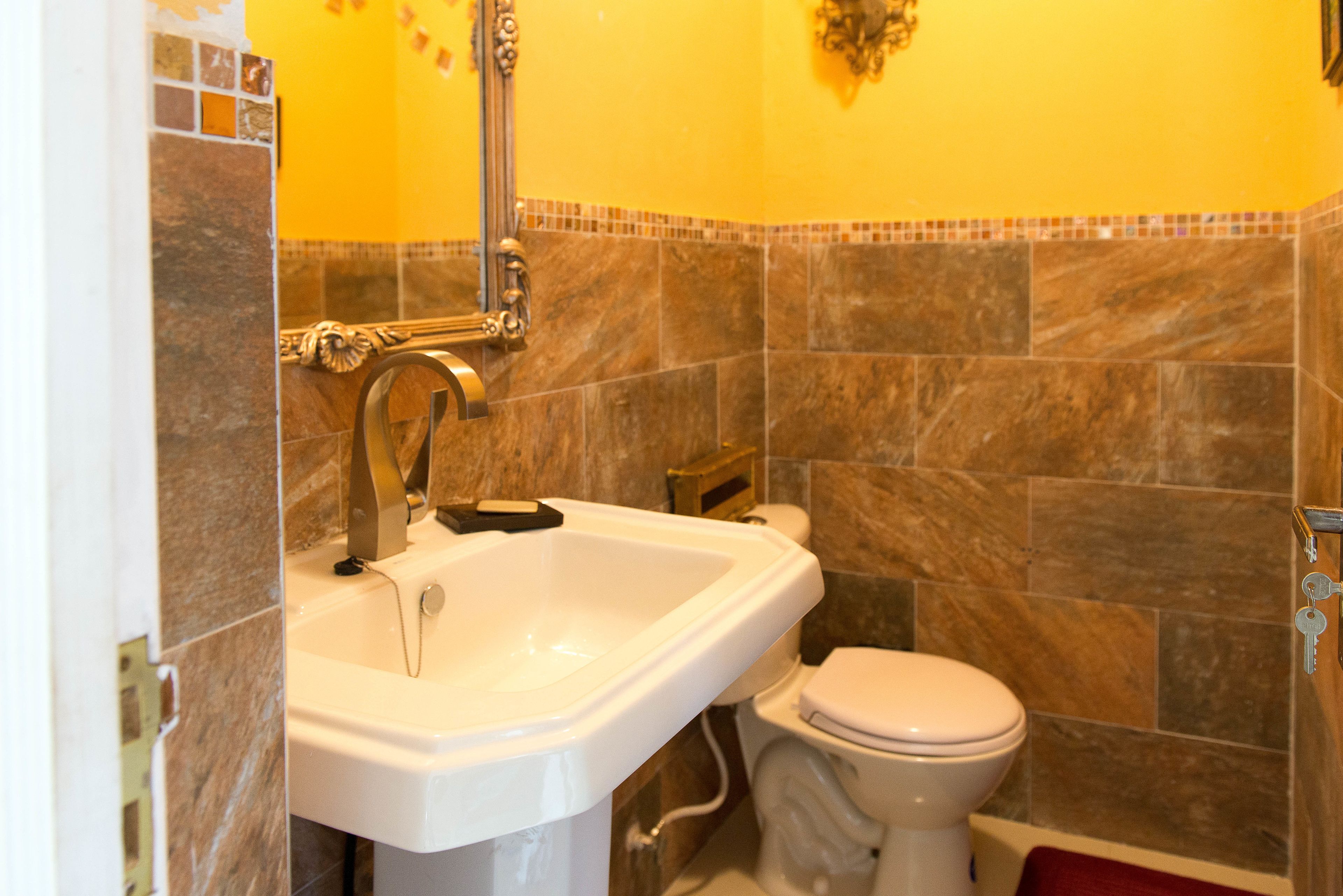 Een badkamer met een wit wastafelmeubel, toilet en douche.