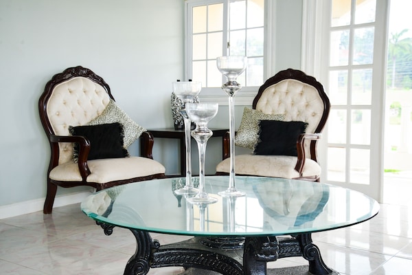 Luxury Suite, 1 Katil Raja (King), Jetted Tub, Ocean View (with Kitchen) | Makan dalam bilik