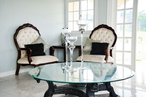 Penthouse Suite with Jacuzzi Tub and Kitchen | In-room dining - Khastle Khodero (Montego Bay)
