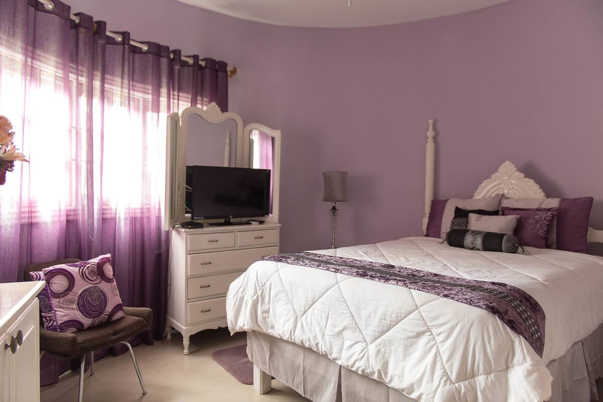 Rom, 1 queensize-seng, 1. etasje (Purple Room) | Sengetøy av topp kvalitet, safe på rommet og strykejern/-brett