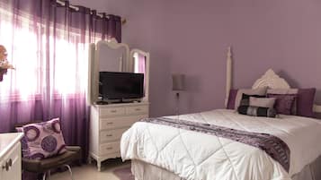 Quarto, 1 cama Queen, no piso térreo (Purple Room) | Roupas de cama premium, cofres nos quartos