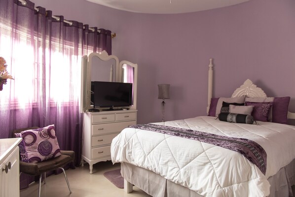 客房, 1 張加大雙人床, 地面 (Purple Room) | 高級寢具、房內夾萬、熨斗/熨衫板、免費 Wi-Fi