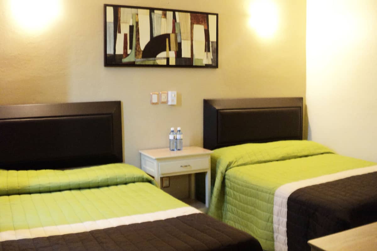Quarto casal, 2 camas de casal | Wi-Fi de cortesia