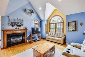 Private Yellowtail House at By the Sea Bed & Breakfast | Oleskelualue | 30–tuumainen taulutelevisio, jossa kaapelikanavat