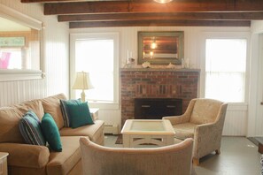 Hus (Private Beach House) | Oppholdsområde | En 30-tommers Flatskjerm-TV med kabel-kanaler samt TV