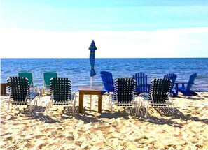 Private beach, white sand, sun loungers, beach umbrellas - By the Sea Guests Bed & Breakfast & Suites (Dennis Port)