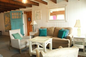 Hus (Private Beach House) | Oppholdsområde | En 30-tommers Flatskjerm-TV med kabel-kanaler samt TV