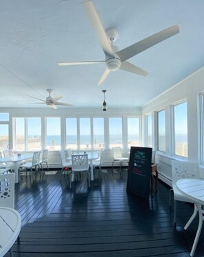 Breakfast area - By the Sea Guests Bed & Breakfast & Suites (Dennis Port)