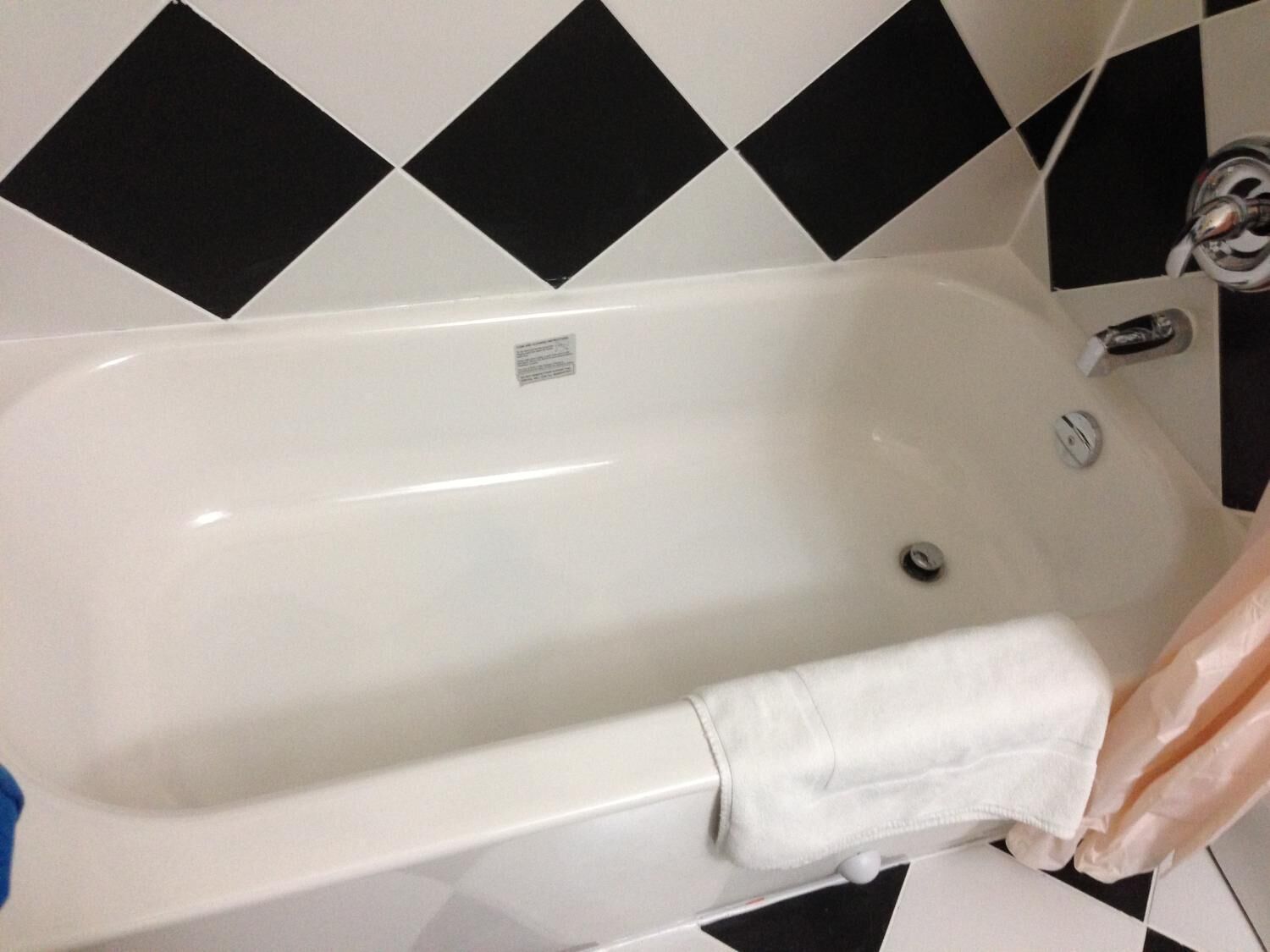 Combined shower/bathtub, hair dryer, towels