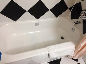 Combined shower/bathtub, hair dryer, towels