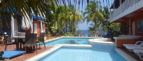 2 piscines extérieures, chaises longues