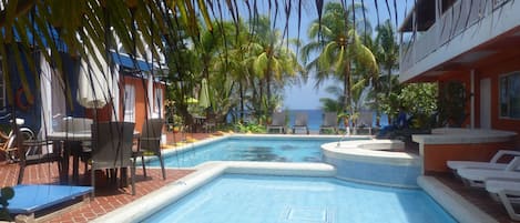 Piscine extérieure, chaises longues