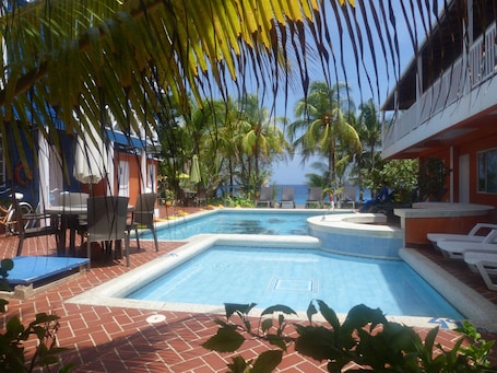 2 piscinas al aire libre, sillones reclinables de piscina