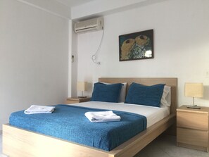 Quarto casal, 1 cama de casal, vista parcial para o oceano | Cofres nos quartos, escrivaninha, roupa de cama
