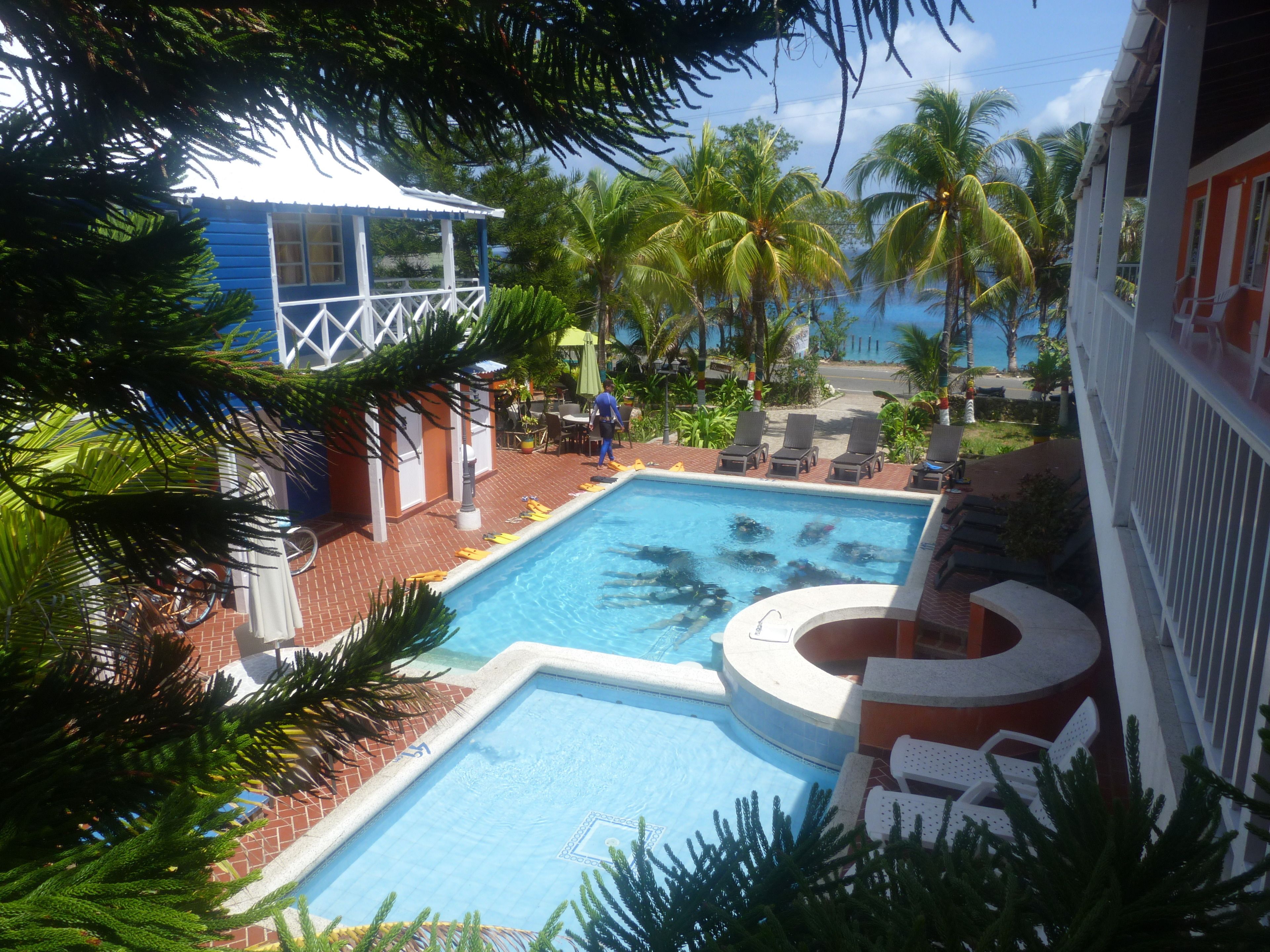 2 albercas al aire libre y camastros 