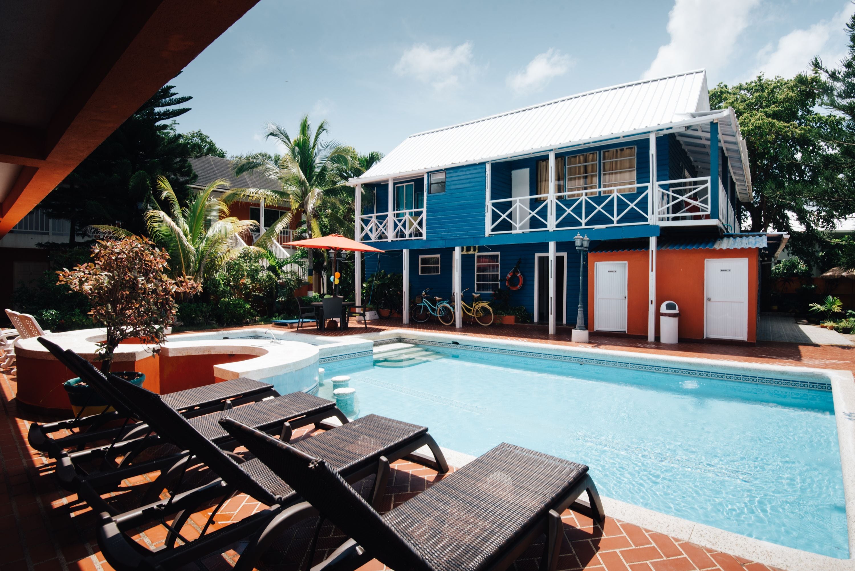 2 outdoor pools, pool loungers