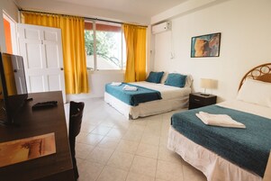 Δίκλινο Δωμάτιο (Twin), 2 Μονά Κρεβάτια, Μερική Θέα στη Θάλασσα | Χρηματοκιβώτιο στο δωμάτιο, γραφείο, κλινοσκεπάσματα 