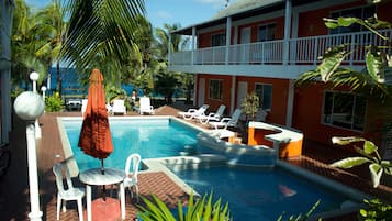 2 piscinas al aire libre, tumbonas