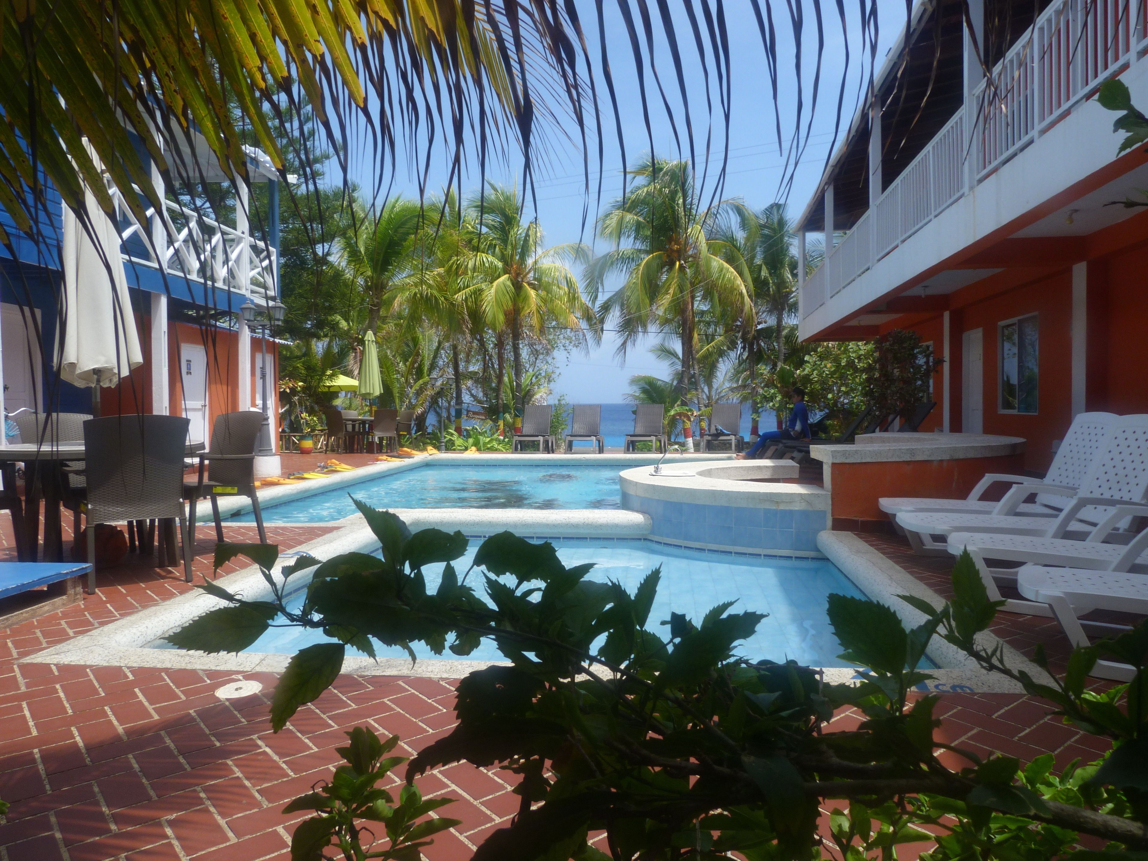 2 outdoor pools, pool loungers