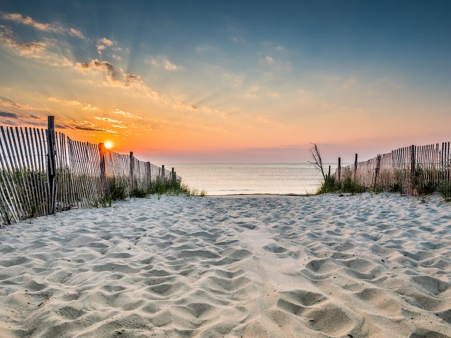 Una playa cerca, sombrillas