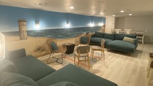 Una sala de estar moderna con un sofá grande, una mesa de centro y un comedor.