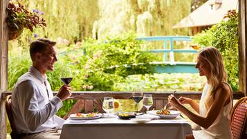 2 restaurants, serveren ontbijt, lunch, diner, Franse gerechten